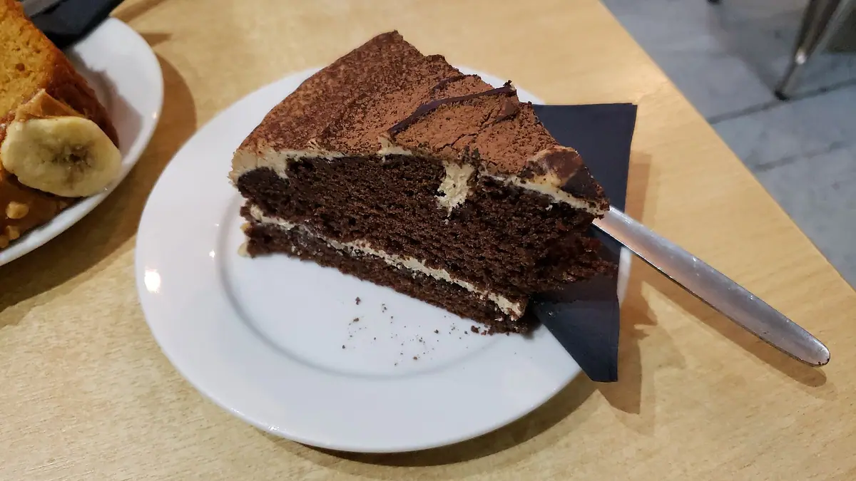 White Rose Flower & Cake – cake shop in Preston, London